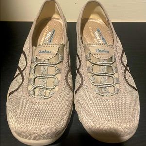 Skechers Breathe Easy Opportuknity Sneaker, NEVER WORN, Sz 7.5 Med